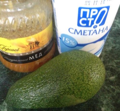 Tre componenti: avocado, miele e panna acida.