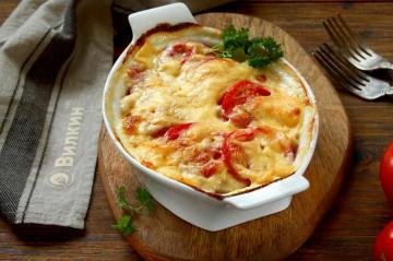 Carne francese con patate e pomodori