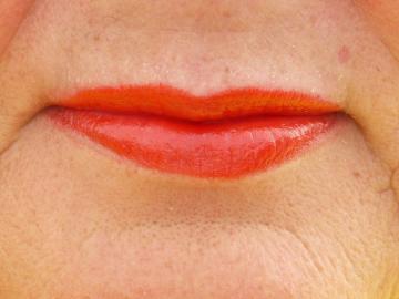 Se utilizzare rossetto brillante dopo il 50, se le labbra erano sottili: una vista dal make-up artist
