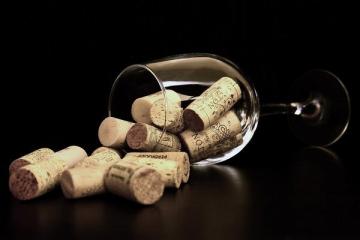 Come scegliere il vino in un negozio: consigli per i manichini