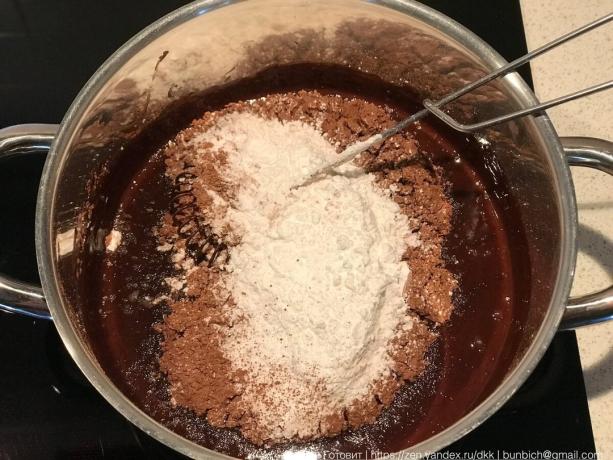 Per lo zucchero a velo e cacao mescolare senza grumi Io uso una frusta.