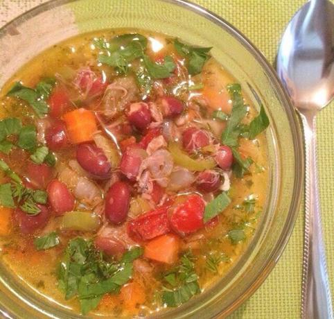 Questa zuppa è chiamato il segno distintivo della Bulgaria, e il gusto e benefici di esso non è inferiore al nostro borscht.