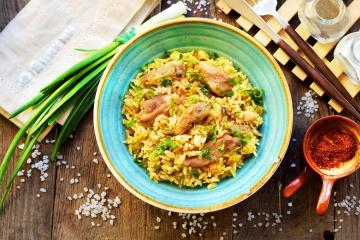 Pilaf con pollo in padella