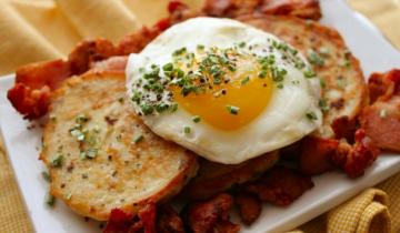 Migliore colazione: pancake con uova strapazzate e pancetta