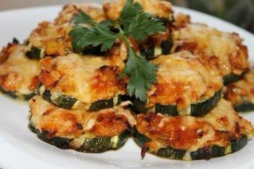 Zucchini al forno con carne macinata in forno. ricetta facile