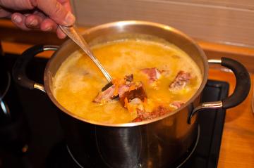 Come faccio a cucinare la zuppa di piselli con pancetta affumicata. La mia ricetta