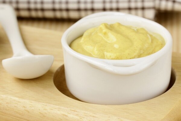 La salsa di senape alla panna acida completerà le insalate di verdure e i piatti di pollo (Foto: Pixabay.com)