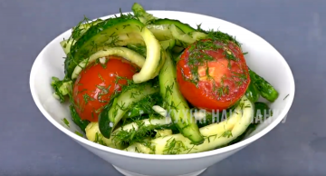Insalata di cetrioli, zucchine e pomodori leggermente salati. Una delle nostre insalate preferite