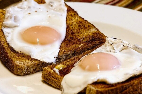 Non è consigliabile riscaldare le uova, poiché ciò rende il piatto pericoloso (Foto: Pixabay.com)