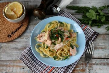 La pasta al salmone in salsa cremosa secondo questa ricetta è perfetta per una cena leggera