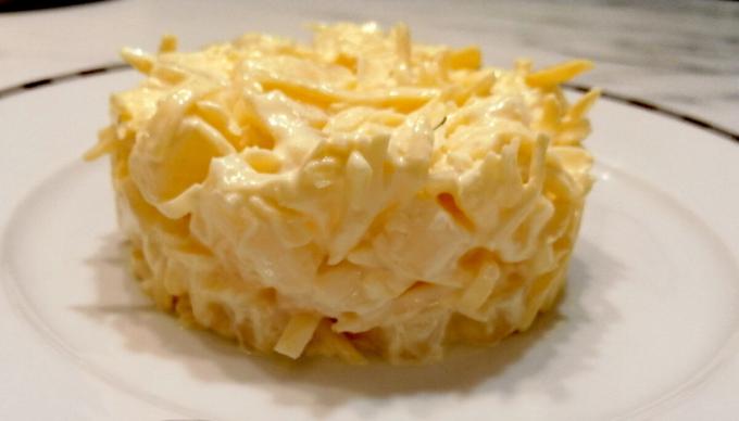 Insalata con ananas e formaggio