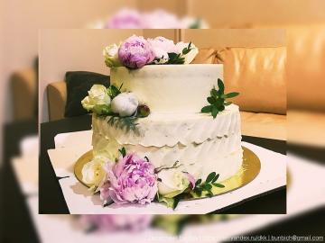 Come decorare la torta con fiori freschi. Dolciario condivide segreti