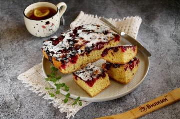 Charlotte con frutti di bosco congelati