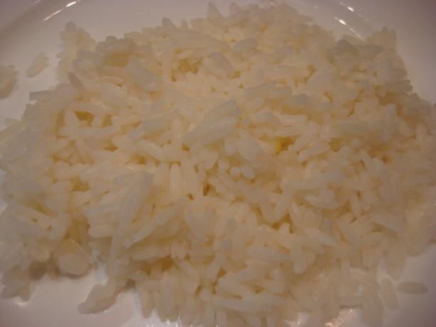 Foto scattata dall'autore (dopo la cottura con il limone, il riso è diventato molto più bianco)
