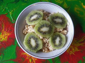 Primavera porridge di vivere verde per la prima colazione senza cottura