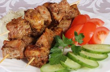 Shish kebab nel forno a microonde per 15 minuti