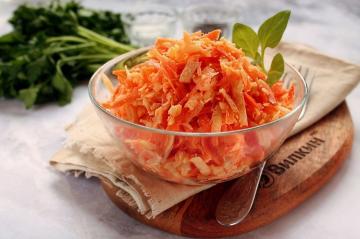 Insalata di carote crude con formaggio e aglio