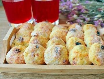 Biscotti ricotta con l'uva passa in fretta. ricetta preferita