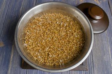 Come preparare il grano saraceno al porridge o guarnire diventato friabile