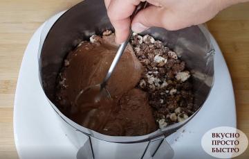 Facile e veloce da preparare la torta al cioccolato che viene preparato senza forno