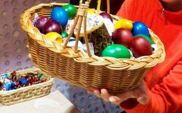 Il modo più semplice per tingere le uova per Pasqua senza coloranti chimici