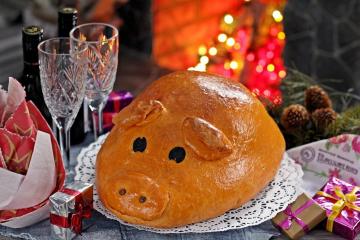 Kulebyaka natalizio a forma di maiale