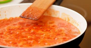 Spaghetti con salsa di pomodoro e di pollo
