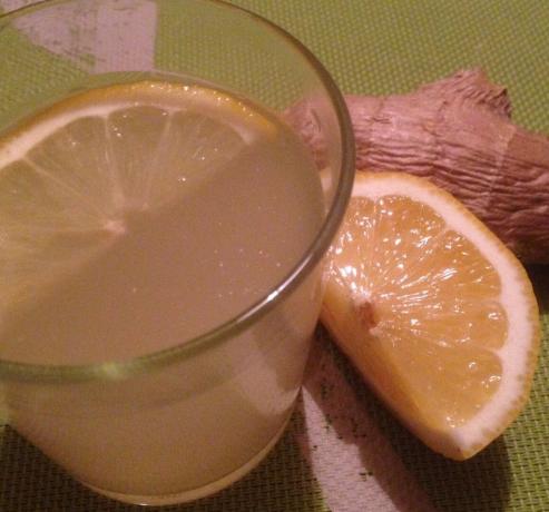 Drink di zenzero e limone può aiutare a perdere peso. Fare questa bevanda non è difficile, e vi sentirete l'effetto molto presto. Non bere duro. Proporzioni scrivono calcolati per ottenere - 1 litro di bevanda finito.