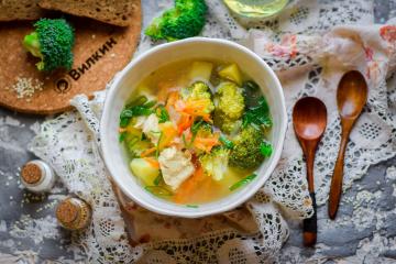 Broccoli e zuppa di pollo