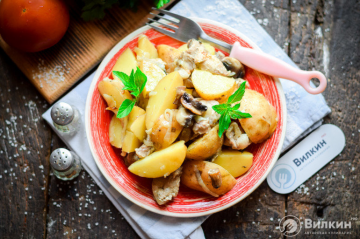 Maiale con patate e funghi al forno