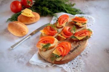 Panini con pomodori, formaggio e aglio
